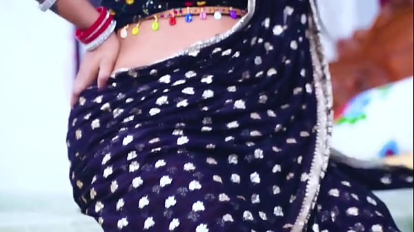 Bhabhi indiana gostosa com peitos grandes fodida enquanto cozinha