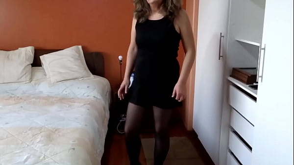 Chego em casa excitado e me masturbo antes de comer um negão