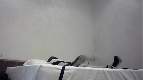 Coroa amarrada e vendada leva pau e gozada no rosto