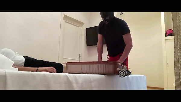 Coroa de meia calça e salto é amarrada e fodida