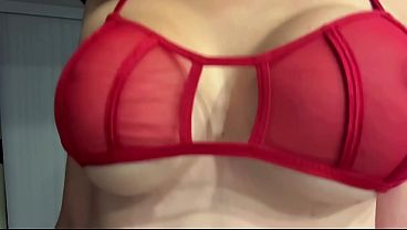 Coroa italiana de peitos grandes mostra os seios molhados na cama