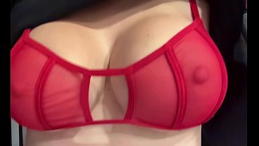 Coroa italiana de peitos grandes mostra os seios molhados para o marido