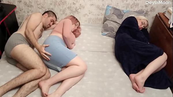 Decidi transar com minha meia irmã enquanto minha namorada dormia