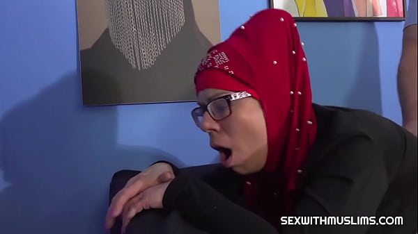 Ela não aguenta esperar pelo pau duro do namorado