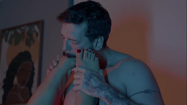 Ele chupa meus pés como um bom menino deve fazer