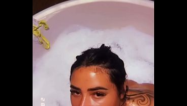Esposa depravada chupa pau do vizinho sem medo