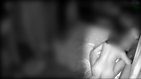 Esposa e enteado pegos pelo marido na câmera do quarto