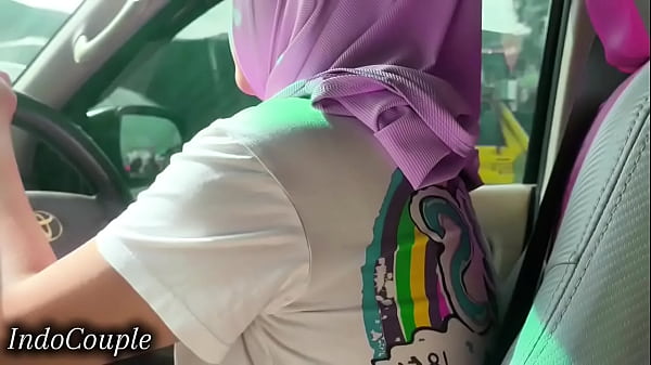 Esposa muçulmana de hijab dirige e chupa pau do namorado em jacarta