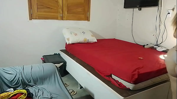 Garota de programa posa para fotos sensuais e naturais