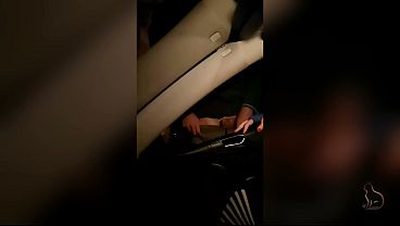 Garoto deixa eu mamar no pau dentro do carro estacionado