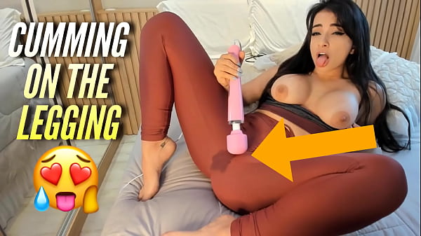 Latina gostosa gozando duas vezes em calça de yoga molhada