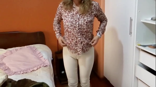 Madrasta chega do trabalho toda excitada e mal pode esperar para transar