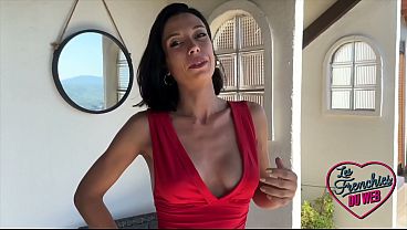 Mia, bunduda de peitos grandes, adora sexo anal