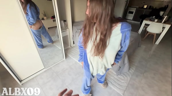 Minha meia irmã de 1,50 m faz striptease com disfarce