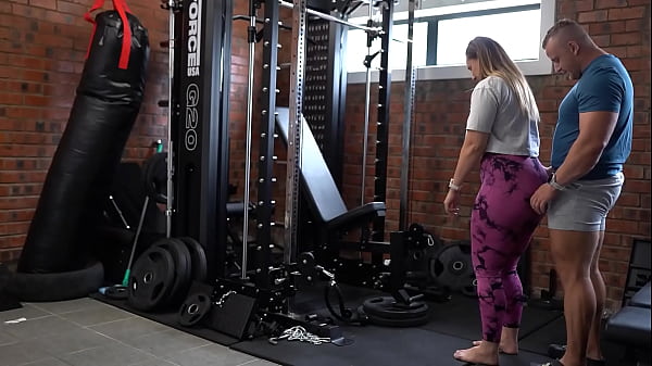 Personal trainer malha a bunduda da coroa e faz anal profundo