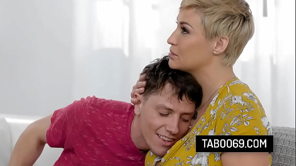 Ryan Keely, milf loura, atrapalha namoro do enteado pra pegar ele