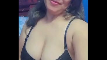 Senhora bunduda faz a deliciosa huancaína com prazer