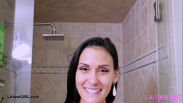 Talentosa morena tomou banho sozinha e ficou molhada