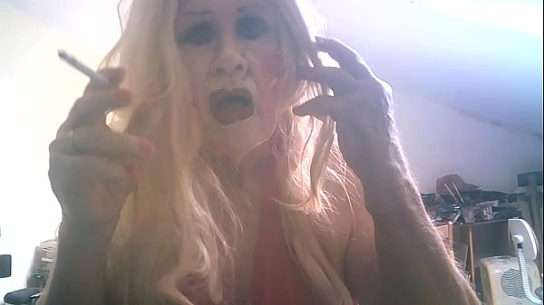 Travesti Sarah fuma e se rebola como vadia precisando de humilhação