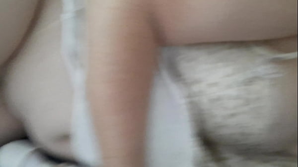 Vivi guedez se masturba devagar com a bunda grande